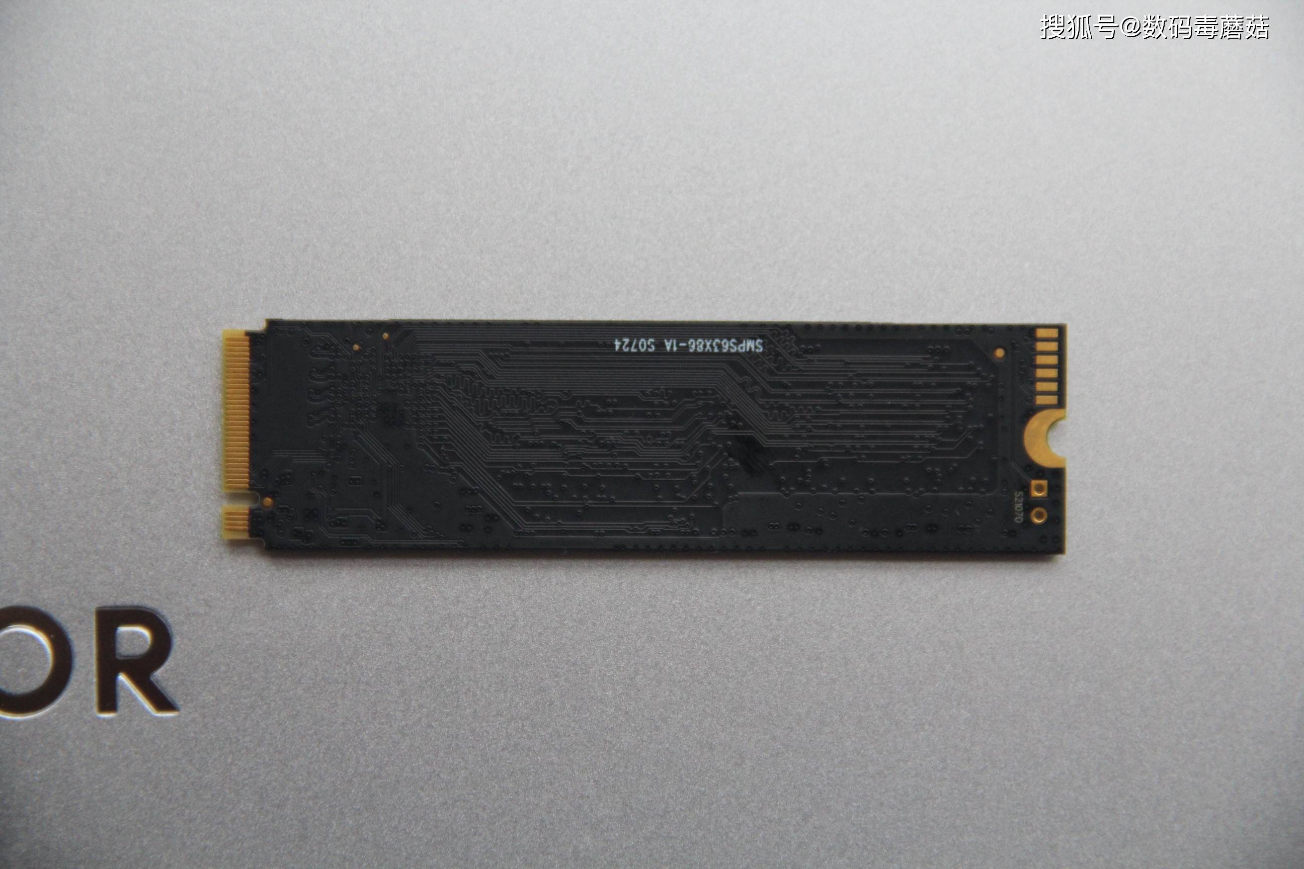 存储颗粒则是四颗29f2t08emlde的3d tlc白片颗粒(镁光b27),单颗为256g