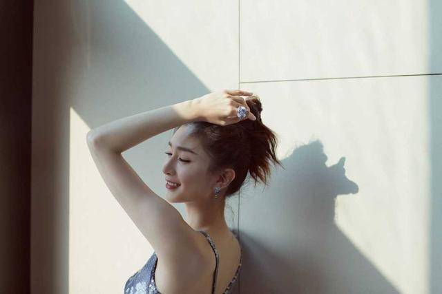 高跟鞋 江疏影怎么可以那么美?穿漆皮开叉连衣裙大秀火辣身材,美翻了