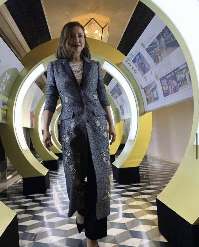 青春 邓萃雯54岁又怎样？黑色长款卫衣搭配高筒靴保暖舒适，青春减龄