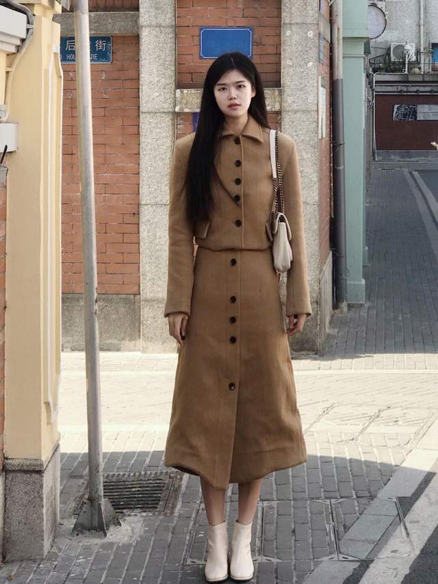 氛围 冬日氛围感穿搭指南，姜黄色大衣配白色阔腿裤，慵懒又随性