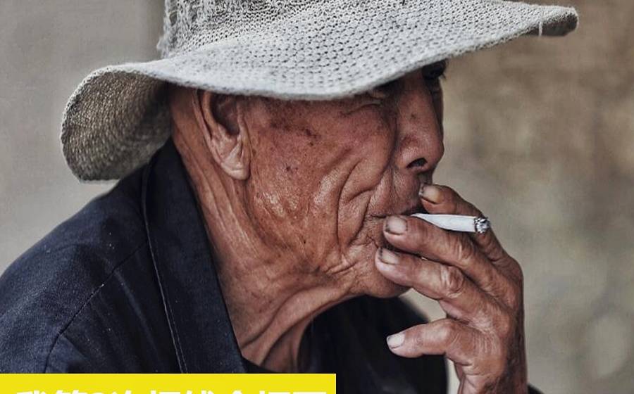 碗里放入5粒瓜子，围观群众猜单双，老人连中2次后，第3次全押了_段荣_摊主_团队