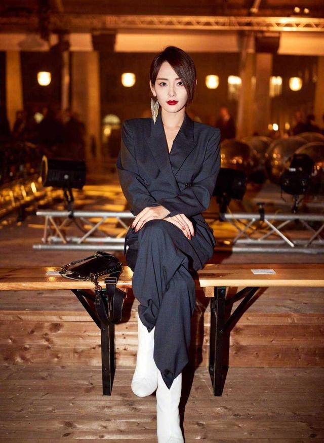 设计 张嘉倪越来越漂亮了，一身黑色西装高级干练，气质端庄优雅