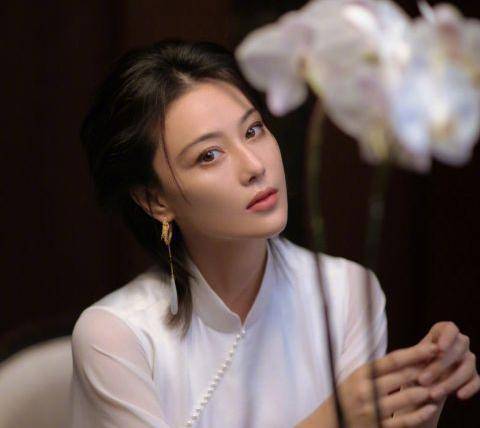 产品|张馨予发“合照”秀恩爱，“好肌肤”备受关注，自用面霜因此走红