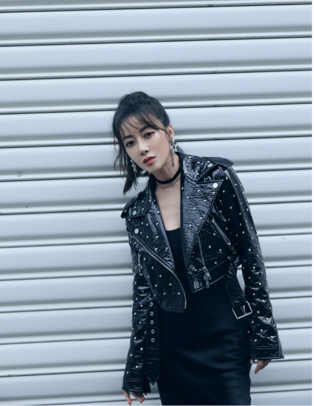 显得 陈紫函越活越年轻了，皮外套搭配紧身连衣裙大秀好身材，洋气酷炫