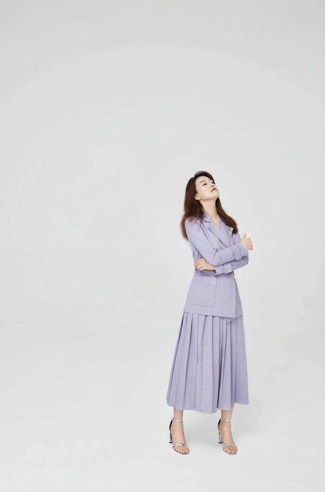 漂亮 周海媚现身机场，无修图依然漂亮，穿运动外搭配连衣裙，高贵优雅