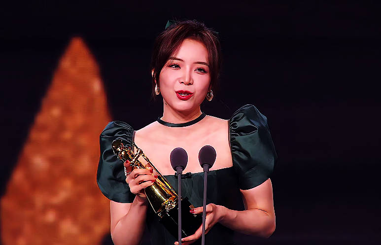 lpl全明星:余霜斩获2021年最佳主持,登台领奖老态尽显!