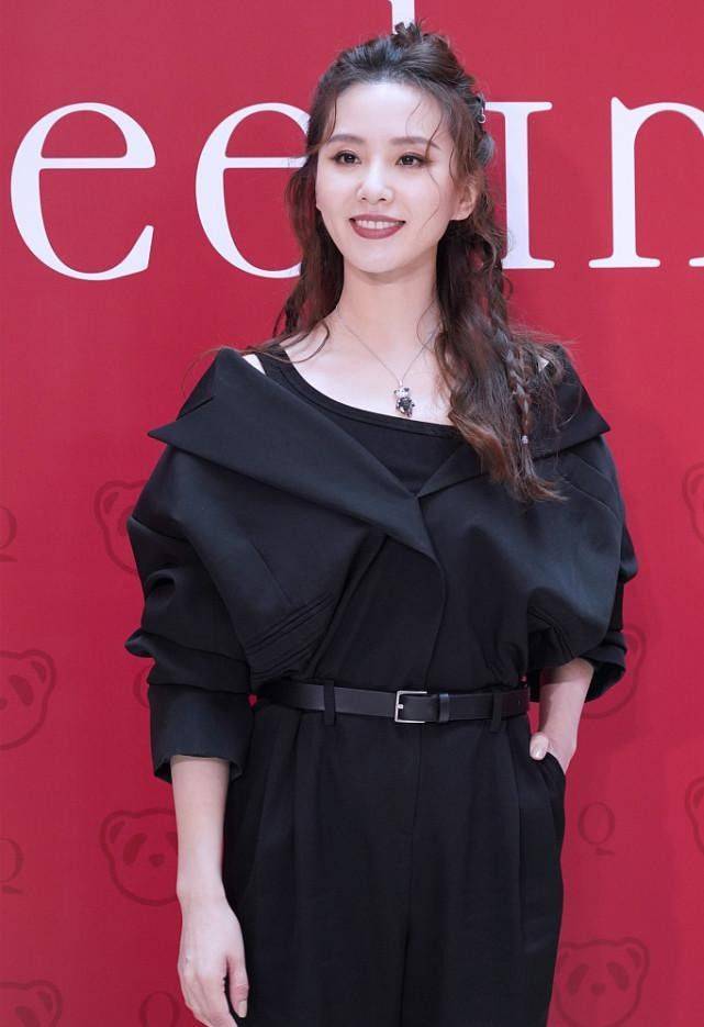 黑色 以白色为主的斑纹图案,透出夏季的清晰感