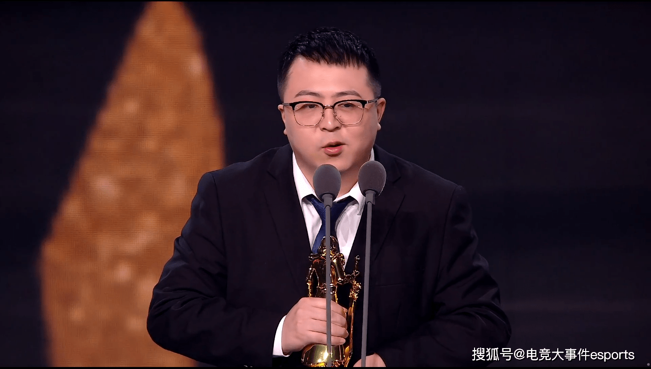 英雄联盟|2021英雄联盟年度颁奖盛典：EDG获得年度最佳教练组奖