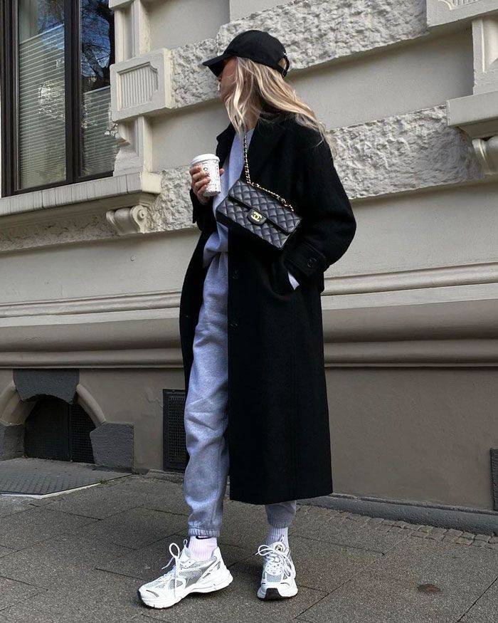 黑色 这个组合火了，“大衣+卫裤”混搭潮流风，这么穿年轻十岁不止