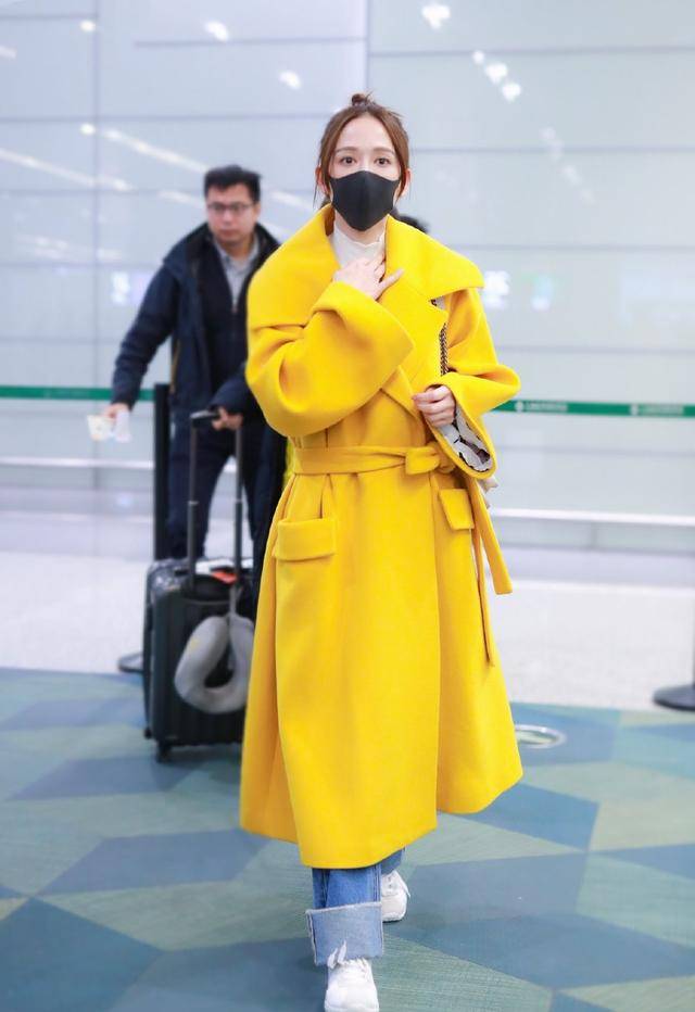感觉 陈乔恩恋爱后颜值回春！一袭嫩黄色大衣太出彩，40岁大妈变少女