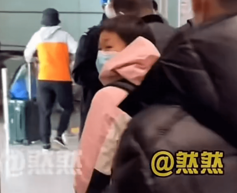 背包|全红婵出征西亚！机场东张西望+变话痨，新发型大亮，背包绣国旗