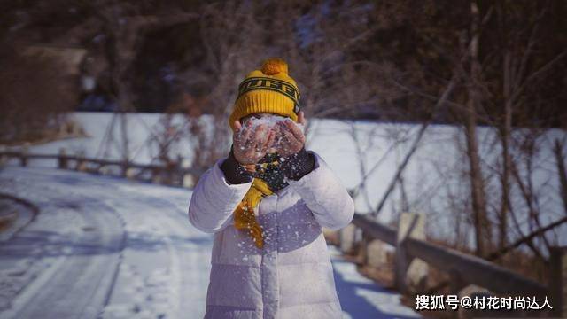 雪地 黄磊妻女雪地游玩，多多穿白棉服戴黄帽变雪娃娃，13岁长势惊人