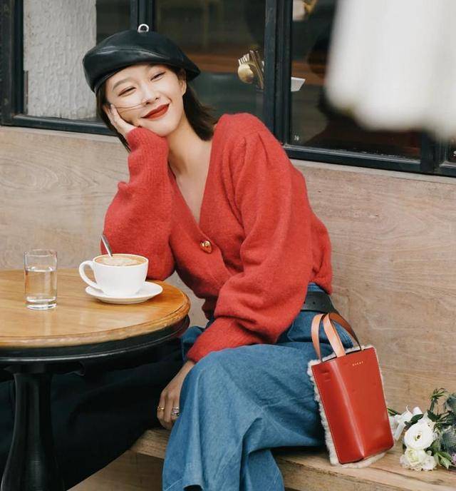 毛衣 今年流行的“红色毛衣”，如何搭配才显高级气质？