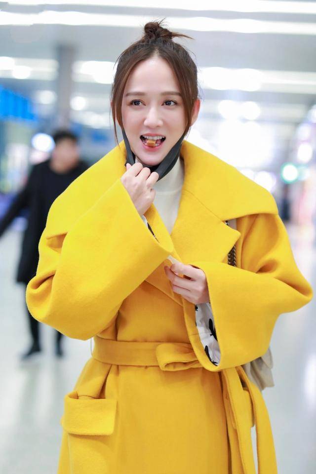 感觉 陈乔恩恋爱后颜值回春！一袭嫩黄色大衣太出彩，40岁大妈变少女