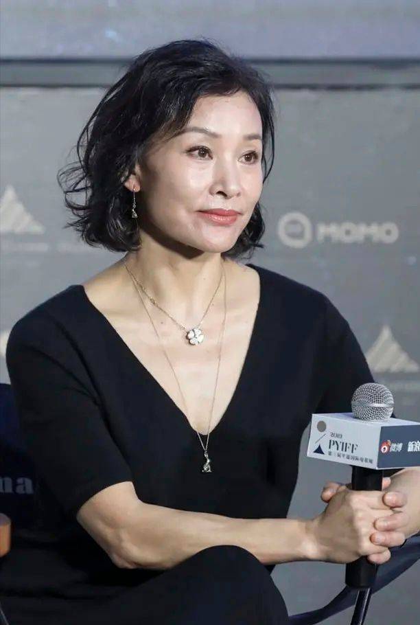 黑色 陈冲和女儿同框，陈冲一身黑色礼服挺优雅，小女儿酒窝挺可爱