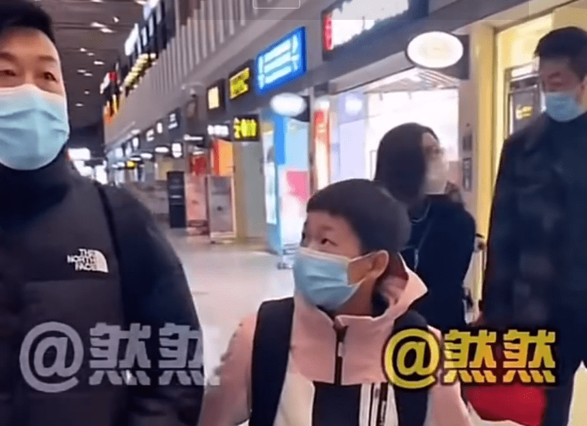 背包|全红婵出征西亚！机场东张西望+变话痨，新发型大亮，背包绣国旗