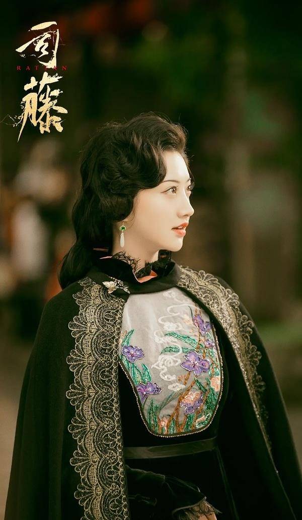 因为|司藤，在看服化道的同时，看看植物精是如何谈恋爱的