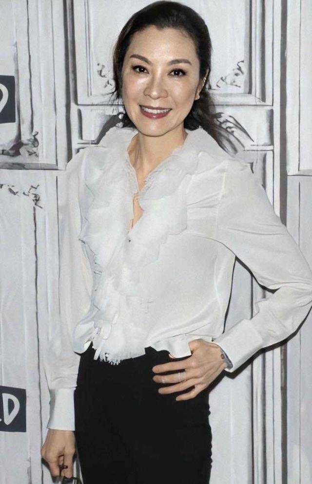 杨紫琼不愧是女神羽绒服配牛仔裤利落帅气57岁还那么有精气神