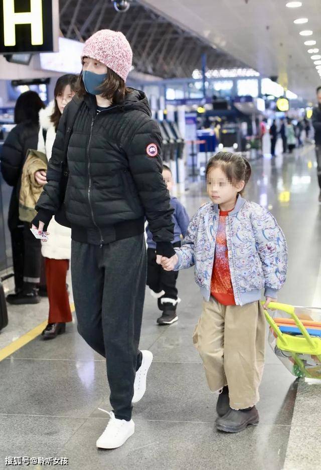 双肩包梅婷携儿女走机场，44岁留齐刘海似少女，6岁女儿穿阔腿裤超有范