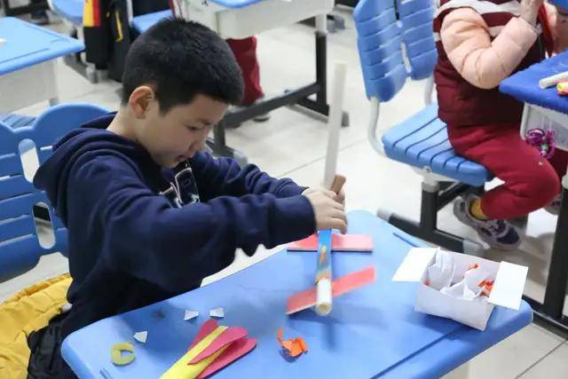 三年级使用纸黏土完成建党100周年红色主题立体相册.