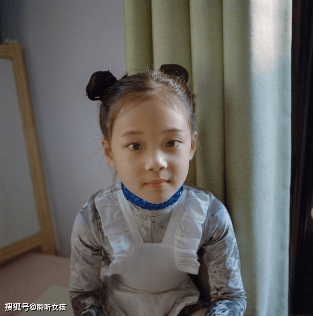 双肩包梅婷携儿女走机场，44岁留齐刘海似少女，6岁女儿穿阔腿裤超有范