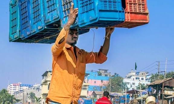 孟加拉国的人力搬运，货物靠头顶