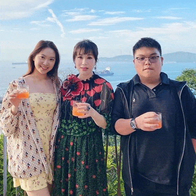 65吕良伟儿子长大了,20岁的他"等比例"长大,父子合影有意思_吕善扬