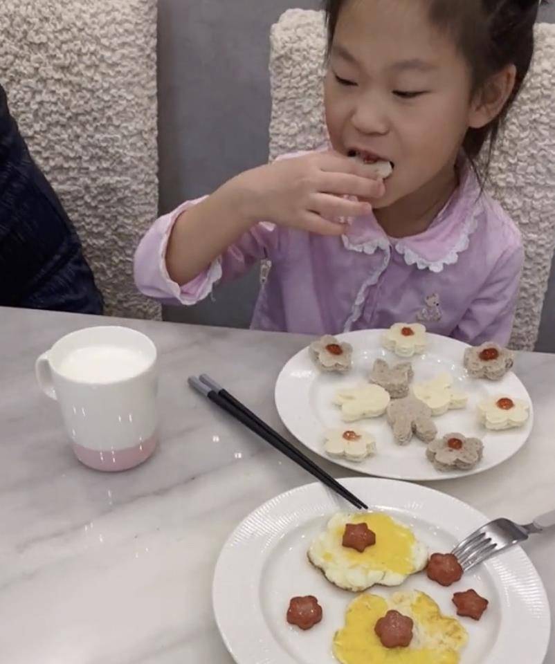 父女|辽宁一妈妈制作父女“配套早餐”，网友：爸爸的待遇都这么统一吗