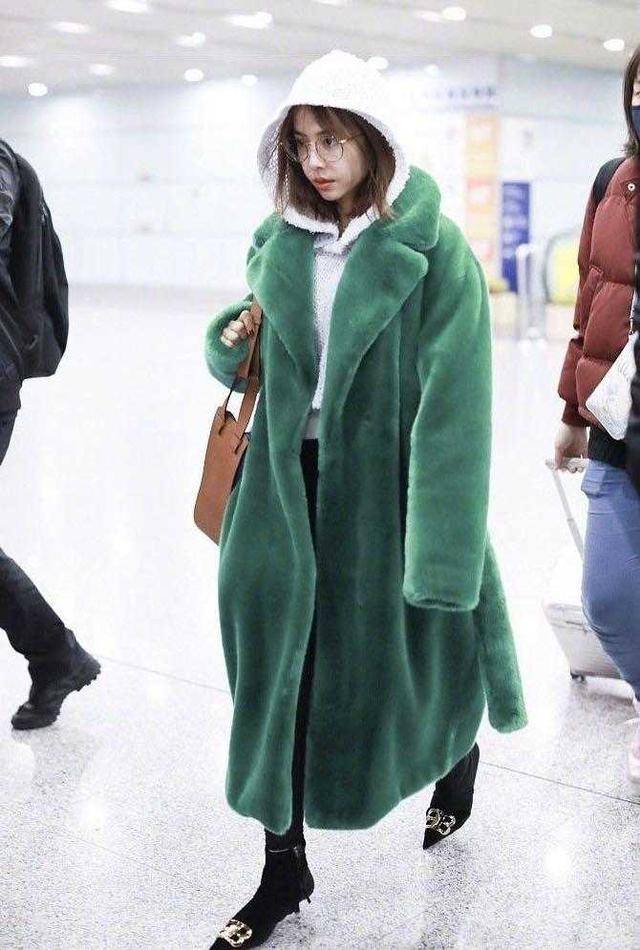 显得 蔡依林个子不高，气场却很足，豹纹大衣搭配红色毛衣张扬霸气