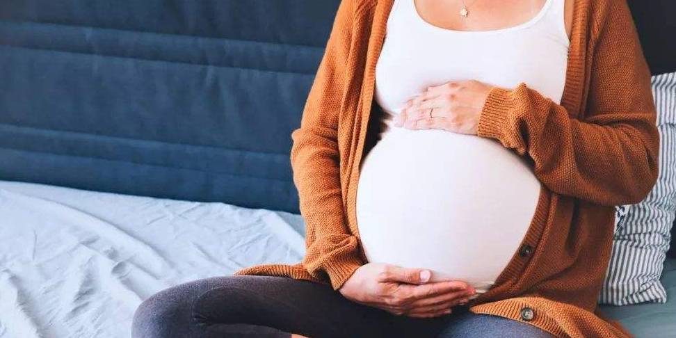 一开始的时候,往往是分泌物上开始有红色的血丝,然后颜色会逐渐加重