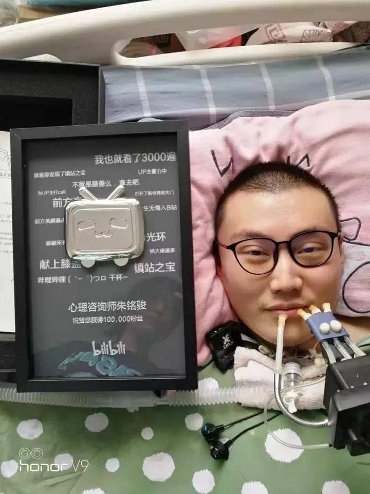 他曾是一位消防员,而如今却用嘴打游戏成"嘴强王