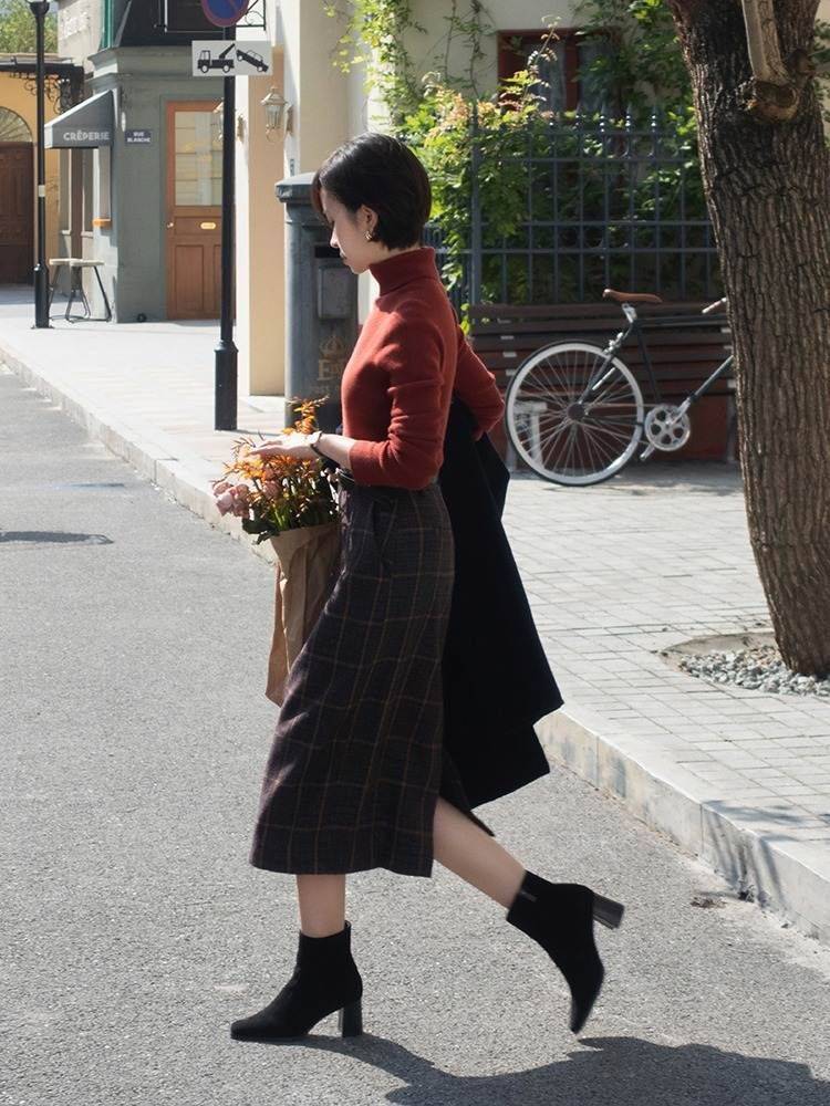 大衣 中年女人穿裙要得体，太长太短都有扮嫩嫌疑，“七分半裙”更优雅