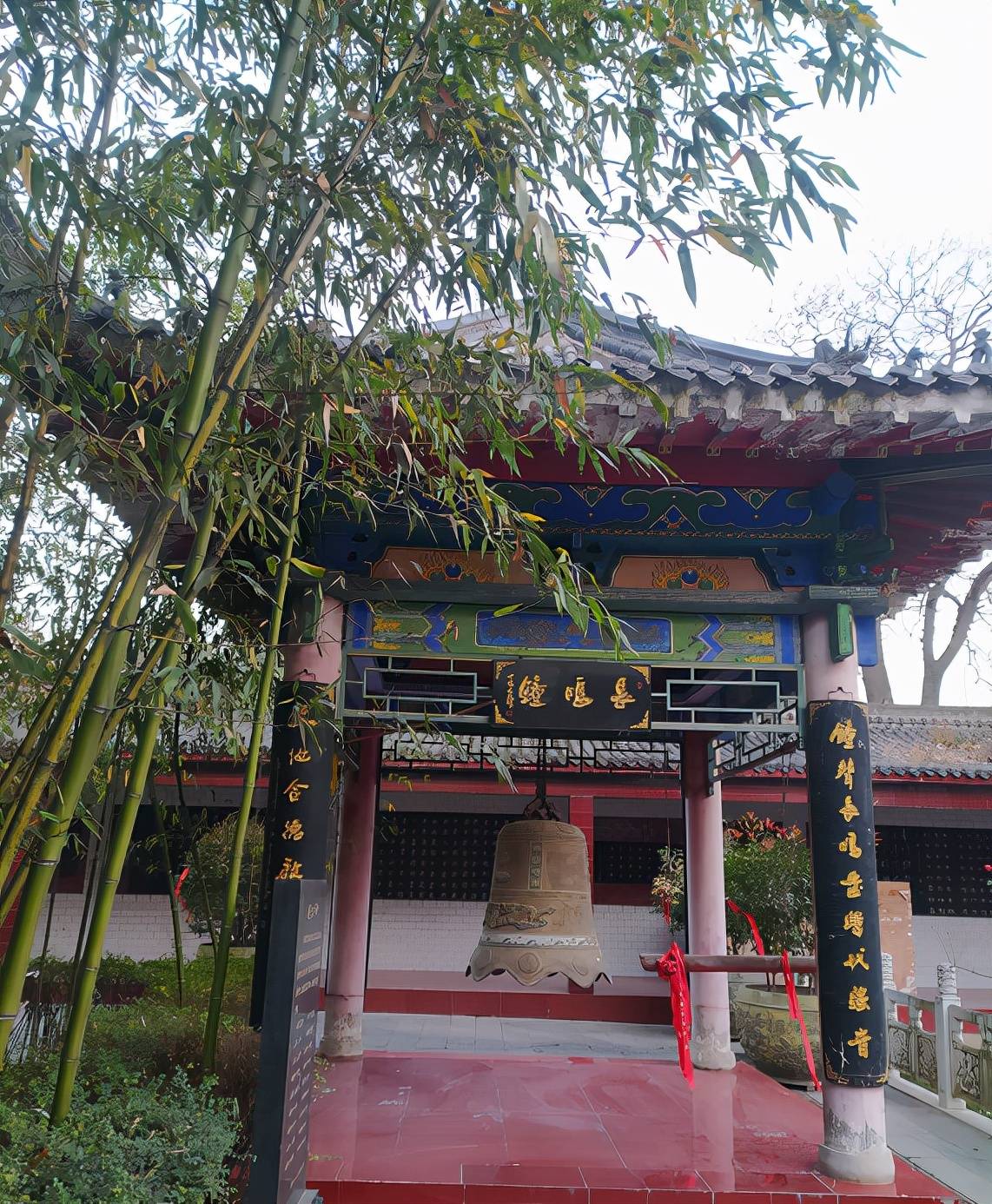 著名书画家袁余良在凤栖山人文纪念园采风写生