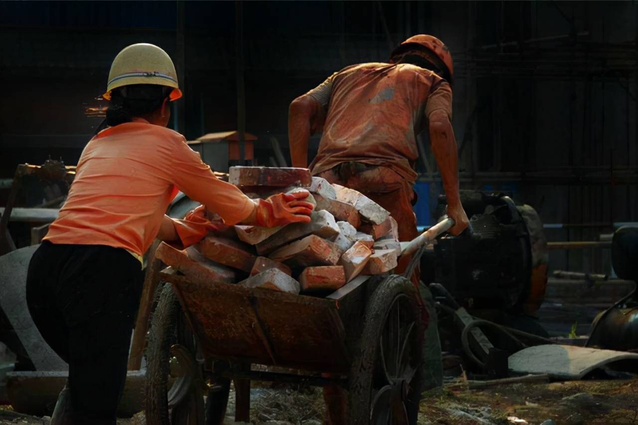 "留守夫妻"在工地过春节,说不尽的都是辛酸和无奈