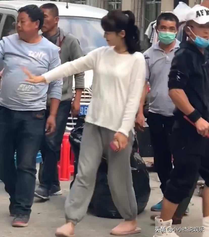 显得刘涛在台下被拍，穿裙子露腿冻得瑟瑟发抖，暗光下不漂亮身材壮！