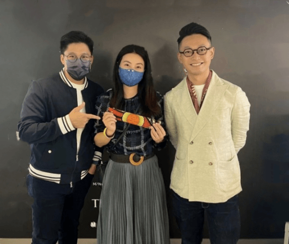 活动 郭晶晶穿百褶裙套装，站C位气质堪比霍思纬，霍启刚低调陪同老婆