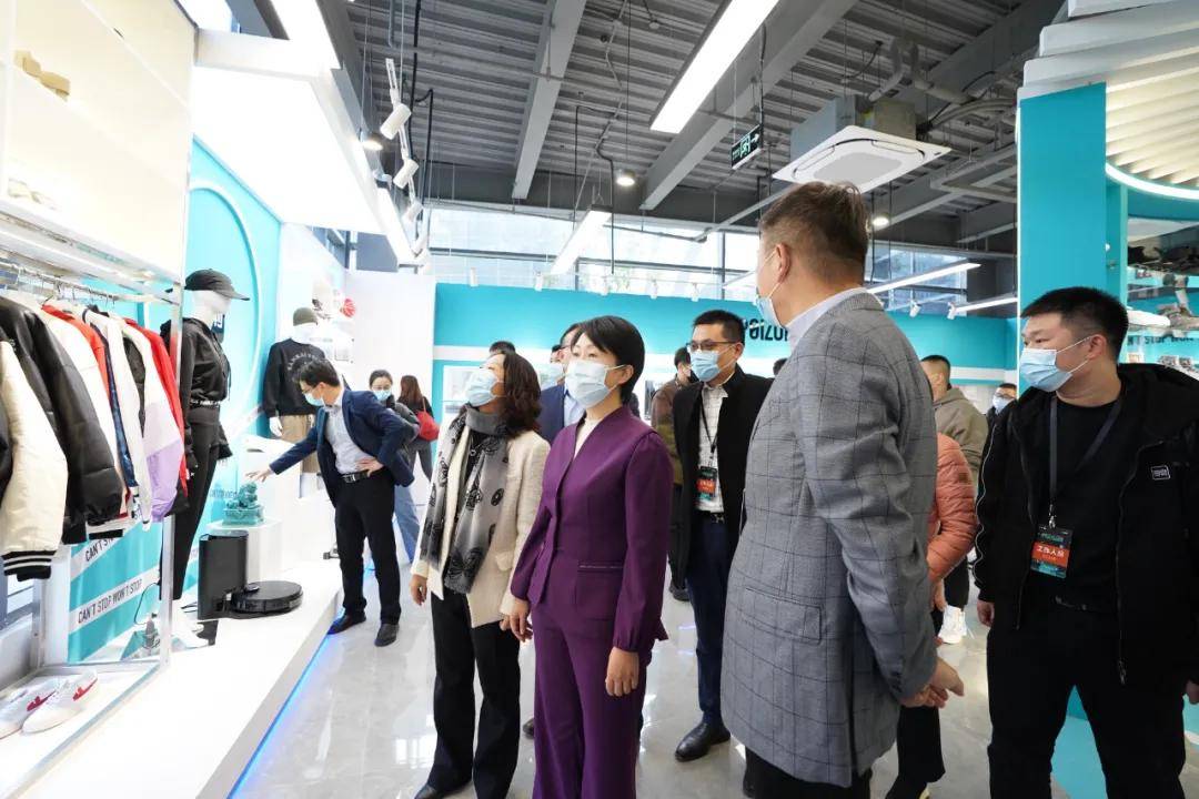 12月11日,相城区委书记季晶赴活力西岛,参观得物x元和塘·江南文创