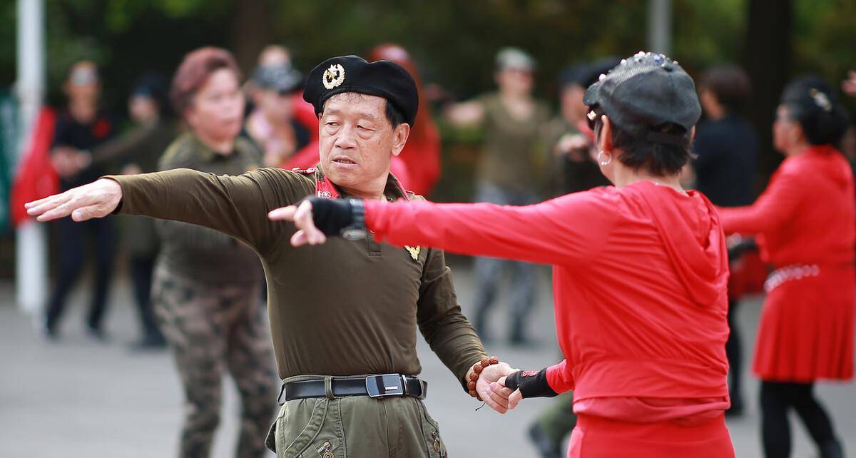 56岁阿姨坦言：和两个男人跳交谊舞后，才知道交谊舞跳不得，怕了