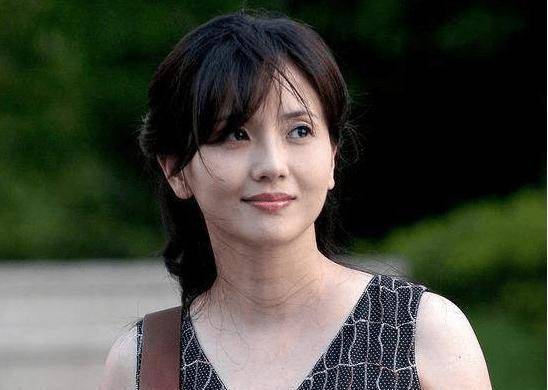 演技|她曾是最美林黛玉，为丈夫守寡10年，如今53岁被二婚丈夫宠成公主