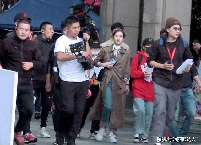 状态 刘诗诗最新路透终于不穿西装,一袭长风衣扎马尾,众人簇拥变大佬