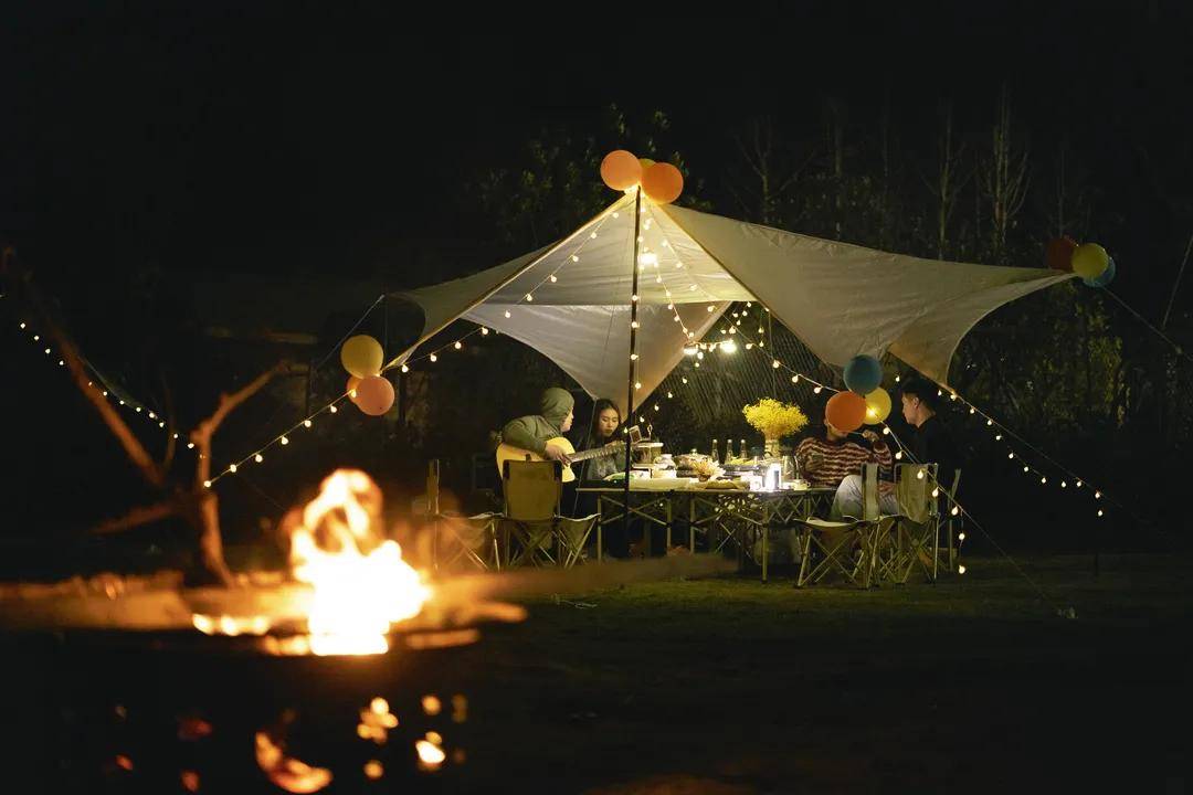 支起帐篷摆上座椅点起一堆篝火在青烟袅袅中享受干净的自己和生活