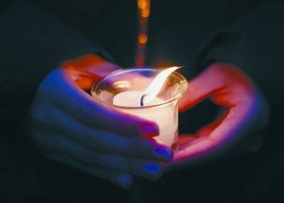 东大师生们手捧蜡烛和鲜花,祭奠84年前惨遭杀害的30万同胞,缅怀死难者