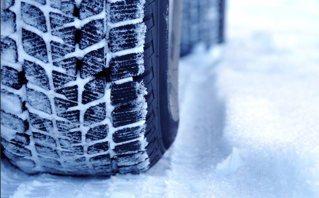 andreas schlenke称:"特别是冬季轮胎的胎面花纹深度对于在雪地上的抓