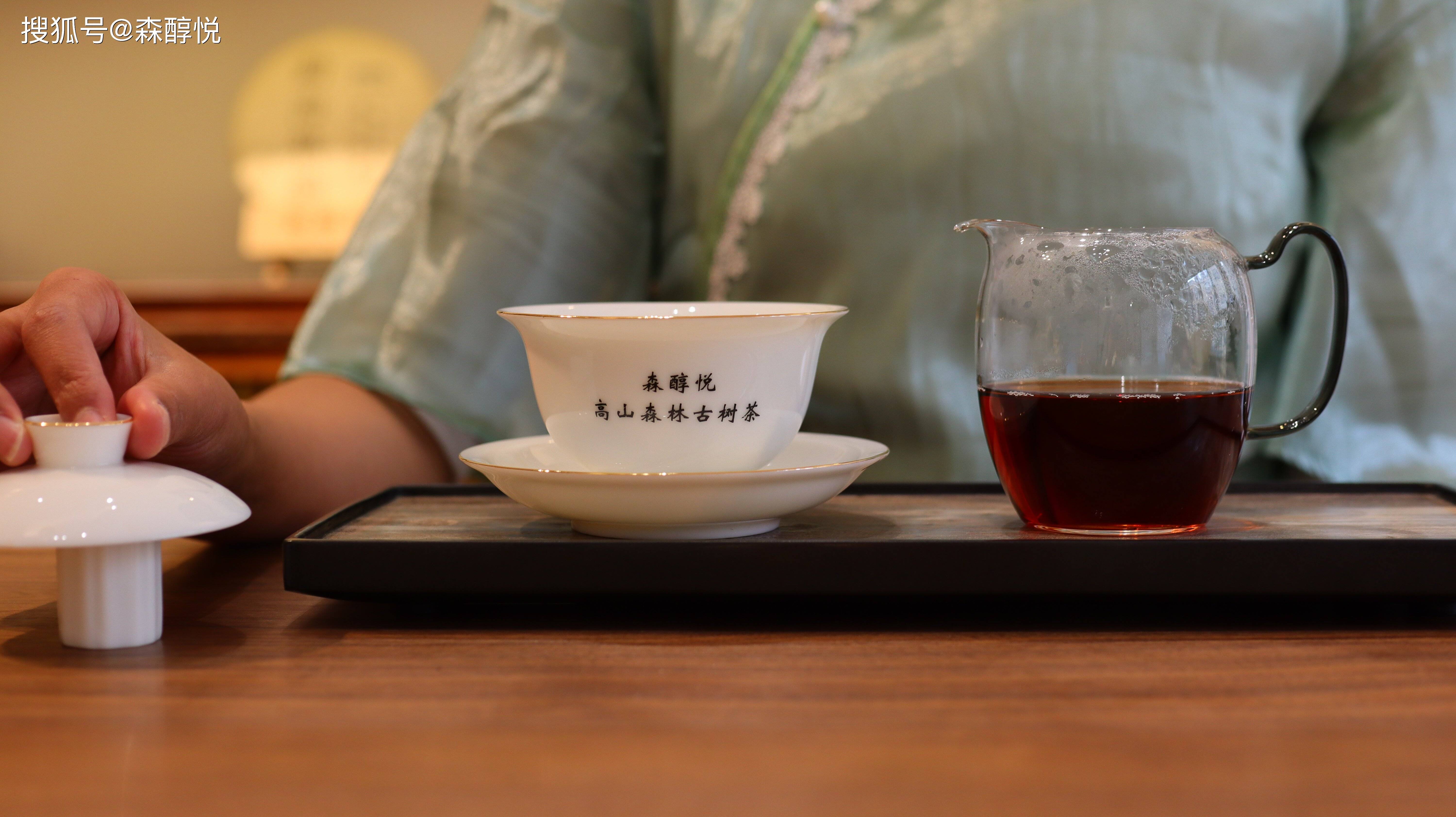 喝茶,究竟需要准备多少茶具?_茶杯_茶水_桌面