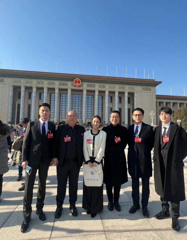 佟丽娅 佟丽娅变“央视脸”参加大会造型封神！穿小香风拍大合照，大逆袭