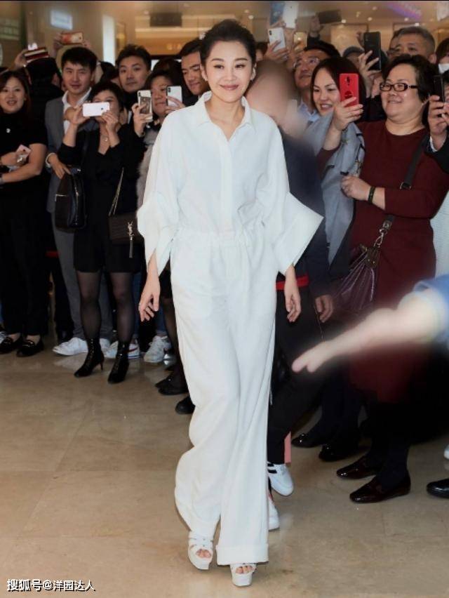 连体 许晴终于换风格,穿工装风连体裤又酷又美,配骆驼趾恨天高看不懂