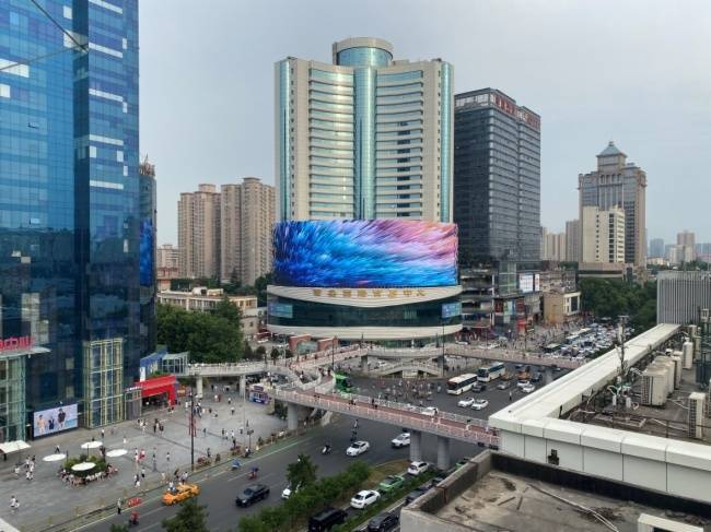 6月,由maxhub led承建的1908㎡裸眼3d大屏在西安小寨商圈国贸购物中心