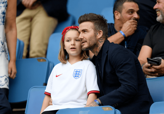 衣领 贝嫂与大布缺席全家福!10岁小七瘦了一大圈,呲牙照贼像贝克汉姆