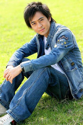 亲弟弟是大明星身价过亿,他却在街头摆摊卖肠粉,兄弟