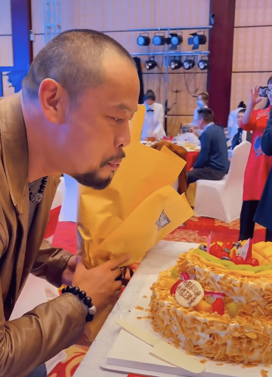 "花和尚"晋松48岁生日席开12桌,各级领导现身,场面奢华遭质疑_画面